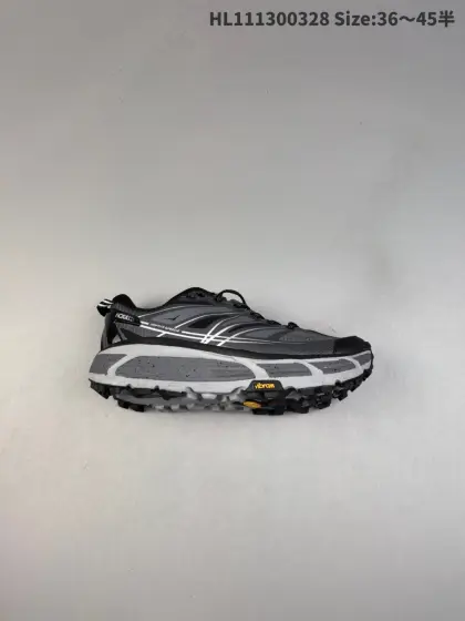 HOKA ONE M MAFATE SPEED 2余文乐同款 机能缓震跑鞋 #美国新兴跑鞋品牌,鞋面部分采用工程网眼面料,可以确保必要的透气性能.而为了弥补工程网眼面料不足的支撑表现,Bondi 6使用了全新的莱卡橡筋,这大大提升了鞋面的硬度,由此增加鞋面的支撑性能.后掌33mm、前掌29mm的超厚Soft EVA中底,比传统的EVA材料还要柔软30%,Bondi 6不只是缓冲的表现非常出色,在回弹的反馈表现上,也能以相对明确的反馈传达给双脚.中底的设计,Bondi 6采用了一种承托式的设计,这种设计可以把双脚托在鞋仓内,从而实现较好的支撑稳定性. 编号:HL111300328 半